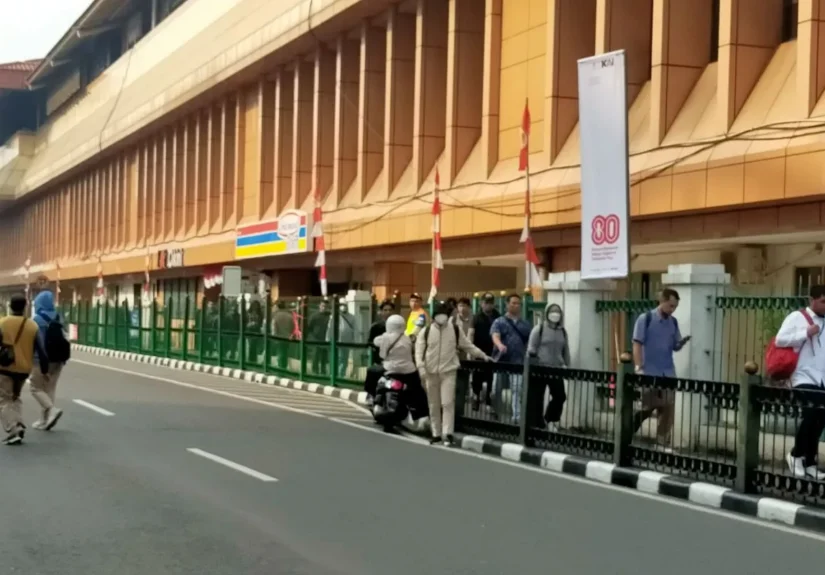 pagar stasiun cikini