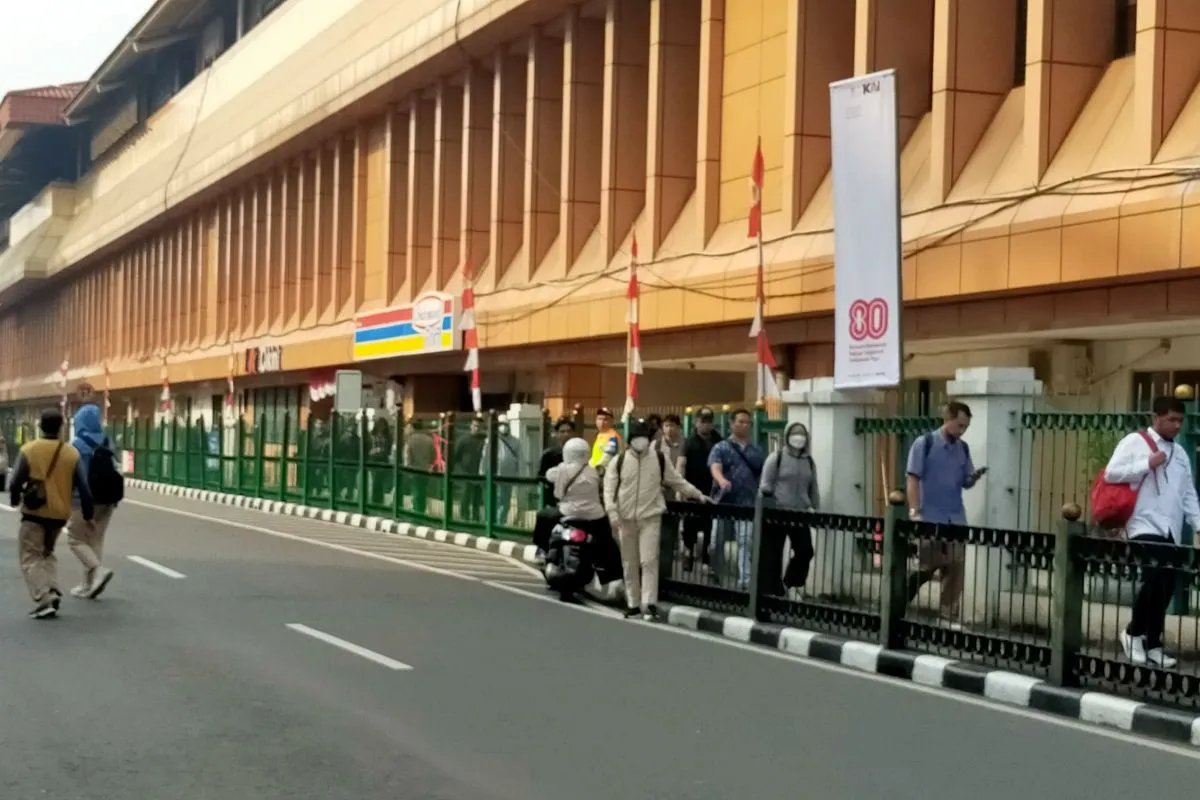 pagar stasiun cikini